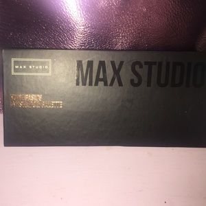 Eyeshadow and contour palette