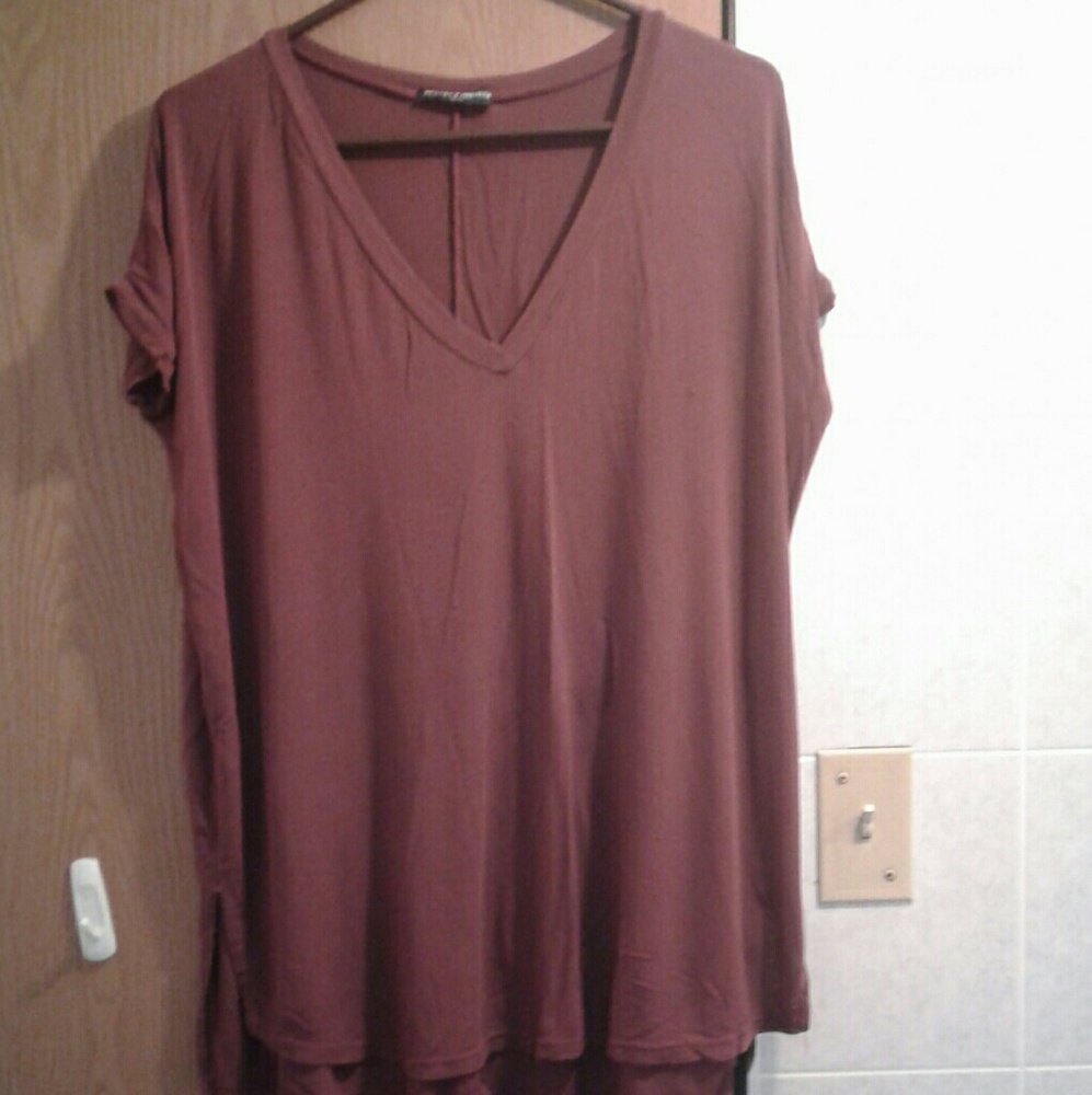 Stretchy burgundy short sleeve shirt