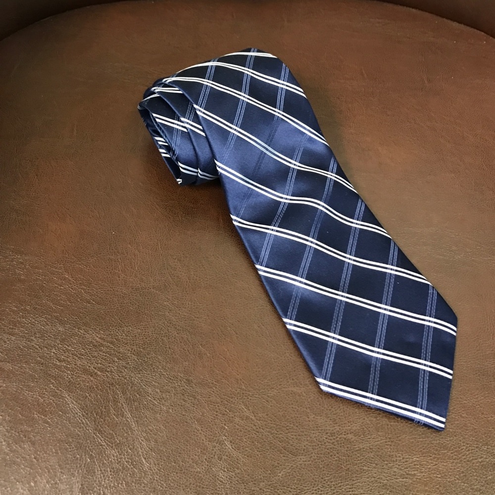 Tommy Hilfiger 100% silk tie, modern cut