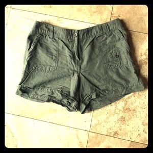 Beautiful olive green Saint Tropez west shorts.
