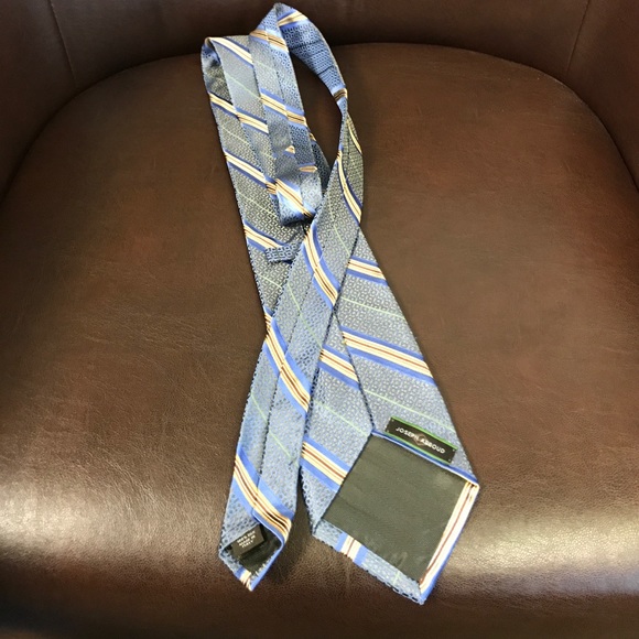 Joesph Abboud Italian silk tie, classic style - Picture 3 of 3