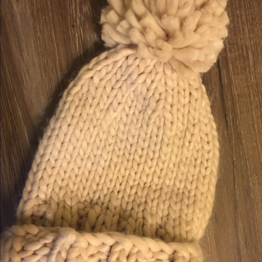 ♥️ s o l d ♥️ Pacsun / Me to We Beanie