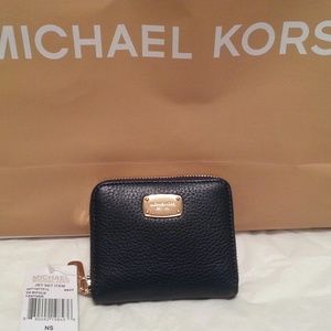 MICHAEL KORS,   NWT ,  JET SET  ITZABIFOLD  (NAVY)