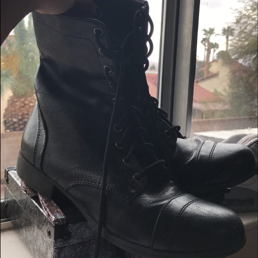 Women's all black combat boots❤️