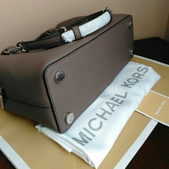 (SOLD) Michael Kors Savannah Gray Cinder color - Picture 4 of 6