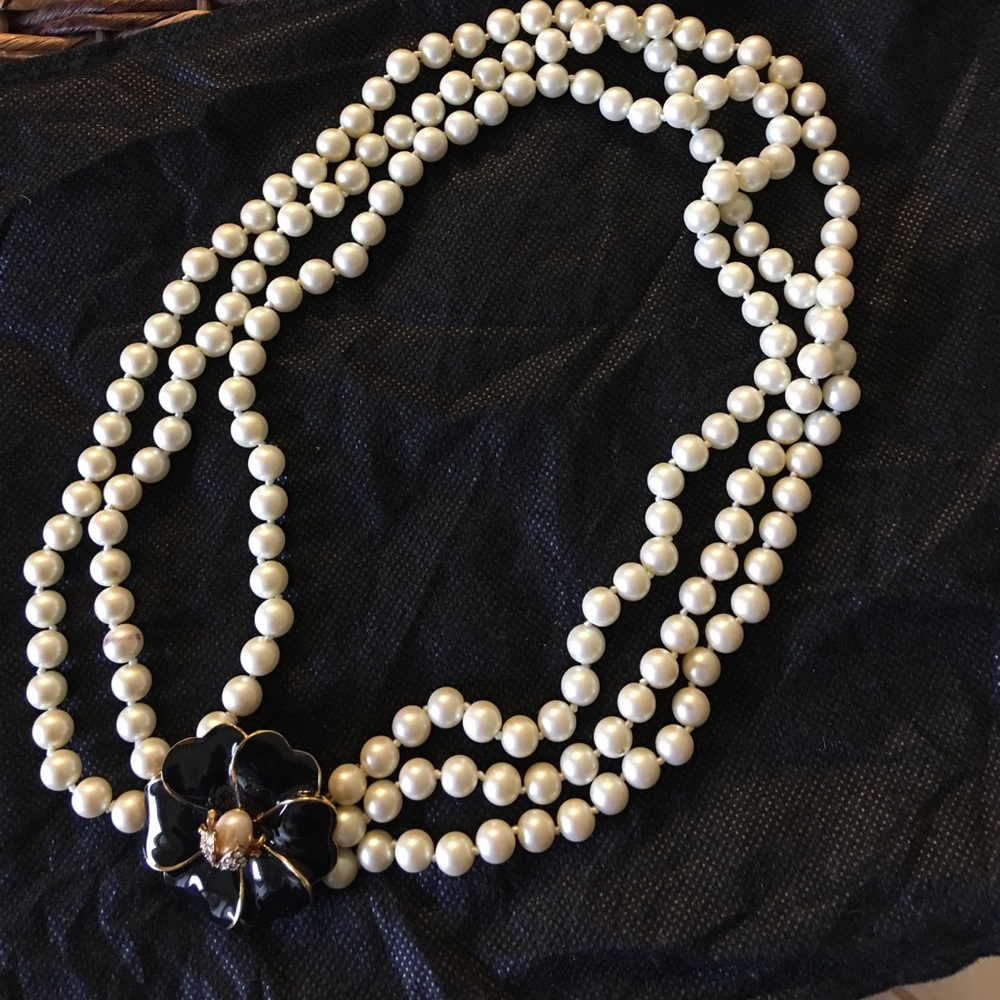 Stella and dot pearl necklace enamel flower & bee