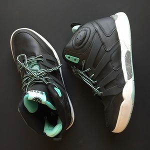 Radii Height Black and Tiffany Blue