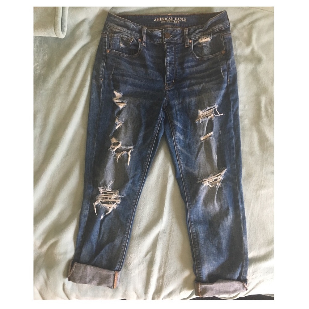 American Eagle distressed tomgirl jeans!