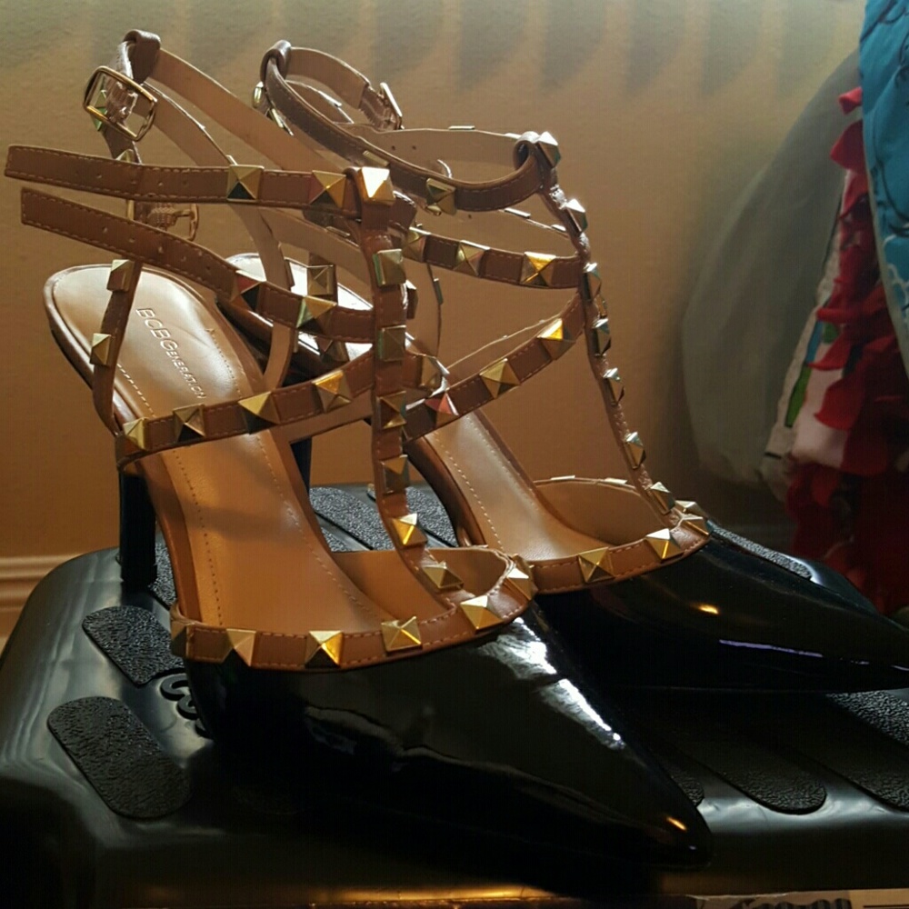 Like new BCBG studded pumps