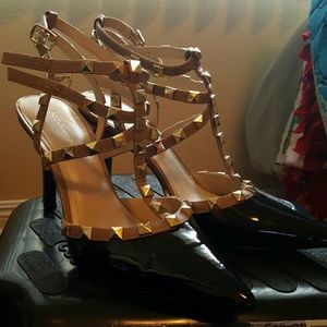 Like new BCBG studded pumps