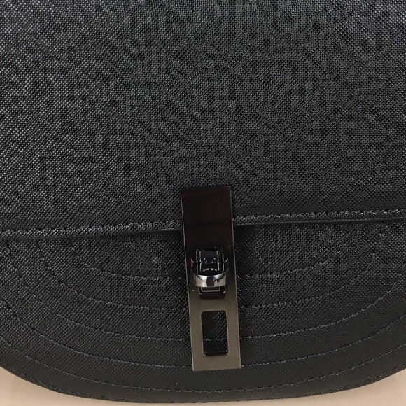 BCBG Paris 5⭐️rated Arrow cross body bag - Picture 7 of 8