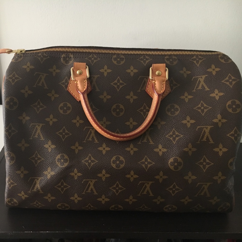 Authentic Speedy 35 Louis Vuitton.