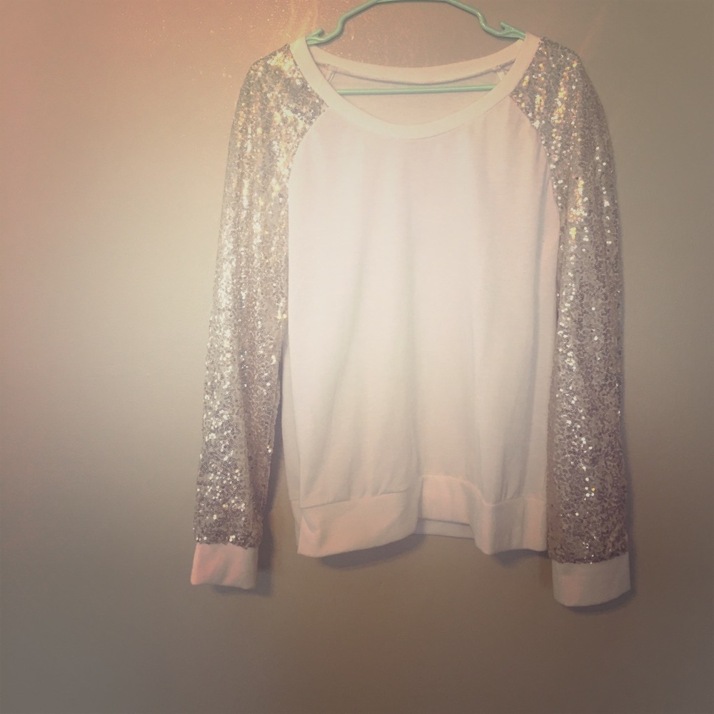 Whit shirt with sparkly arms