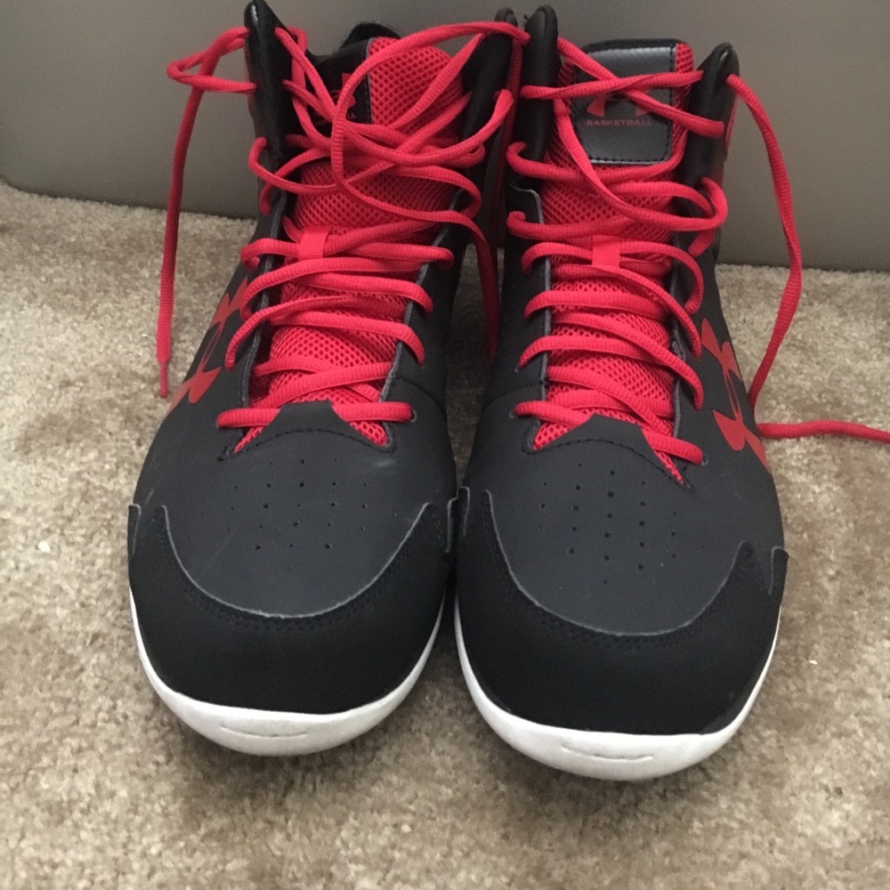 UNDERARMOUR basketball shoes