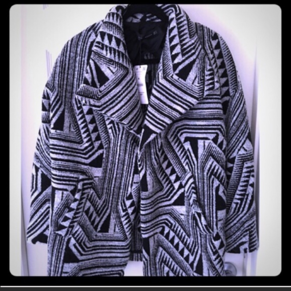 Zara 💕 tribal print coat 🧥 host pick!