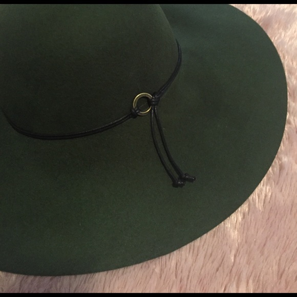 Green statement hat - Picture 2 of 3