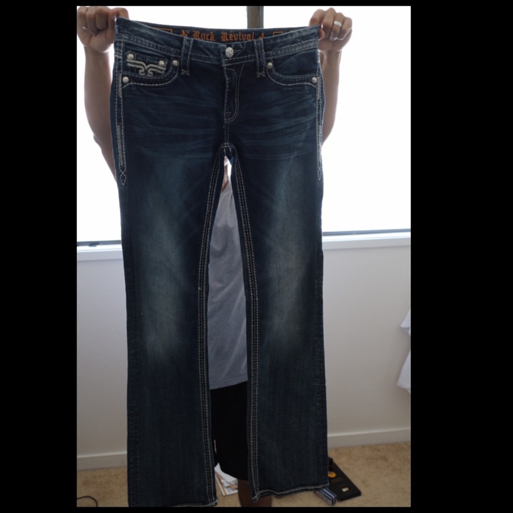 Buckle embroidered jeans