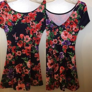 floral dress--$6 on 🅿️🅿️ if you bundle
