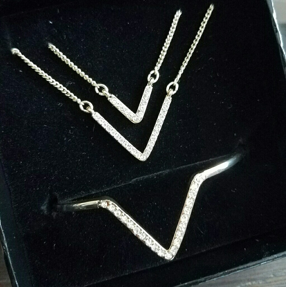 Gold necklace and bracelet set VS