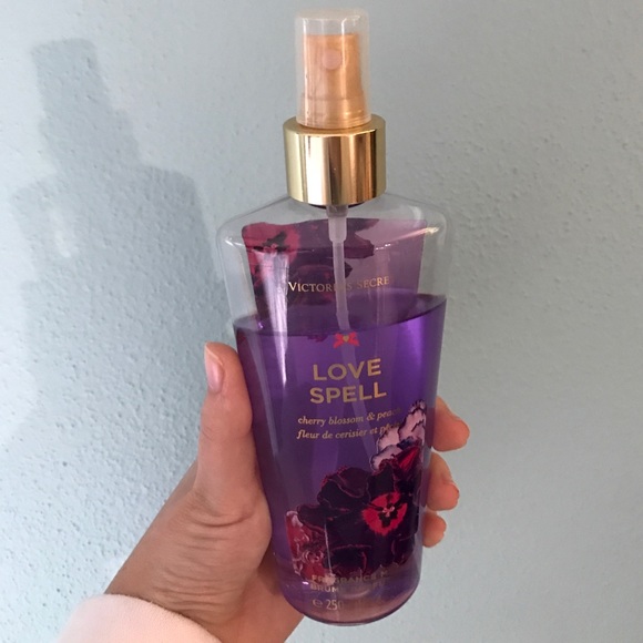 VS Fantasies Bodyspray - Picture 2 of 3