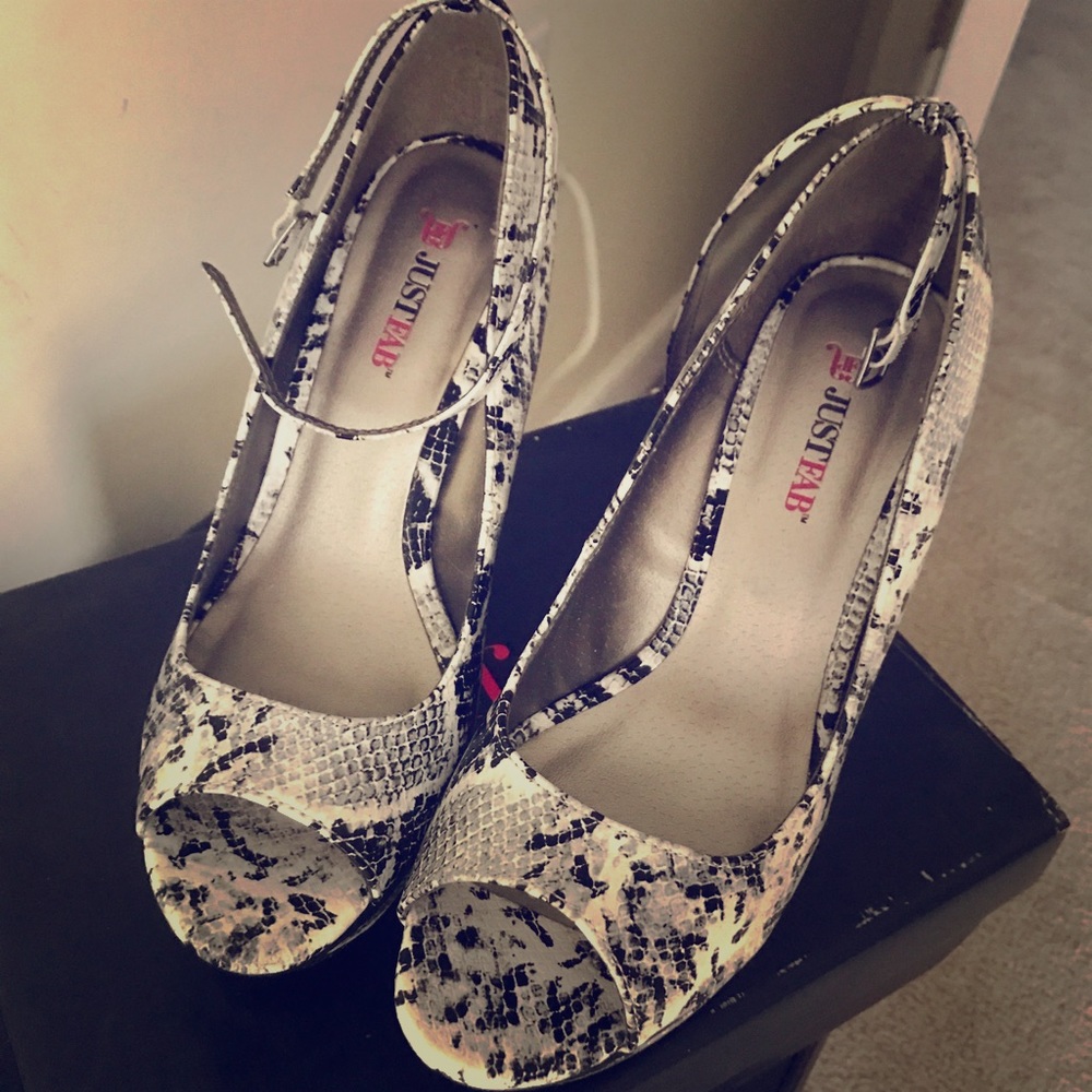 Shoe Dazzle Wedges