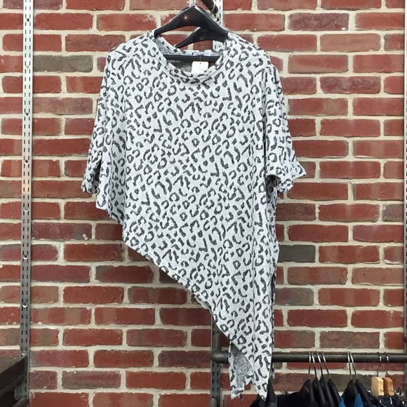 Tops - Asymmetrical leopard print top