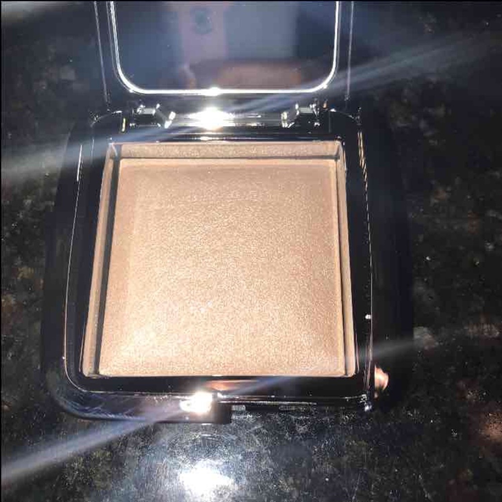 Hourglass strobing powder