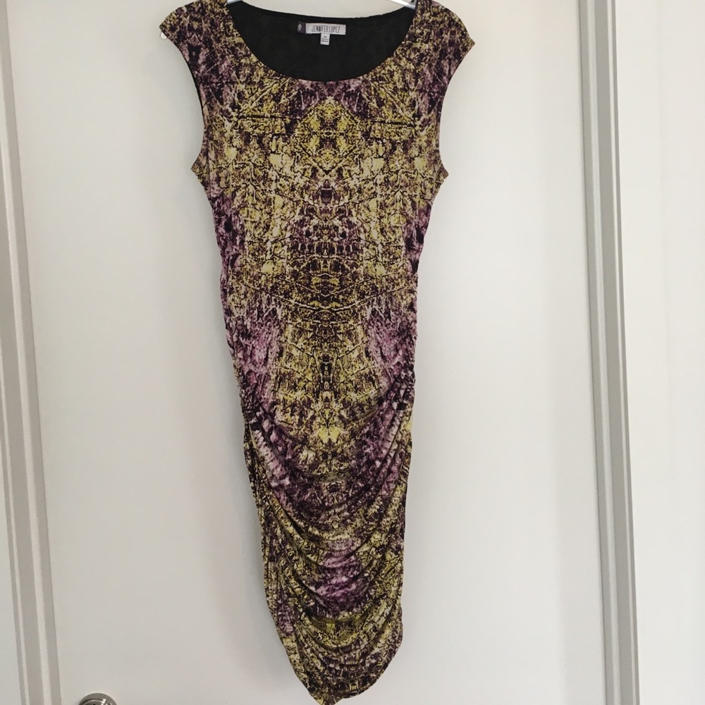 Curve hugging Jennifer Lopez ruched dress 🔥