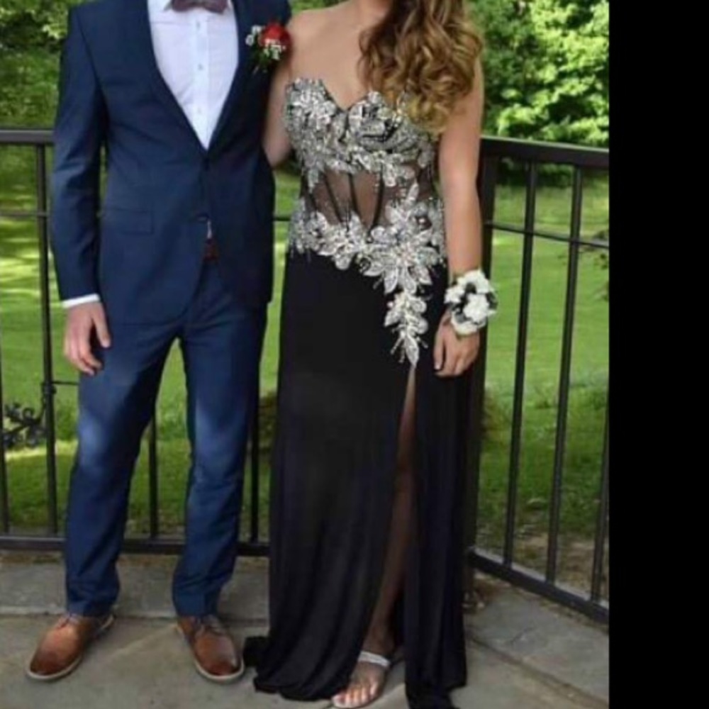 BLACK STRAPLESS PROM DRESS