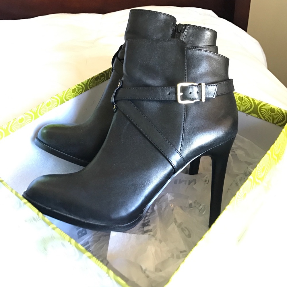 Gianni Bini black leather booties