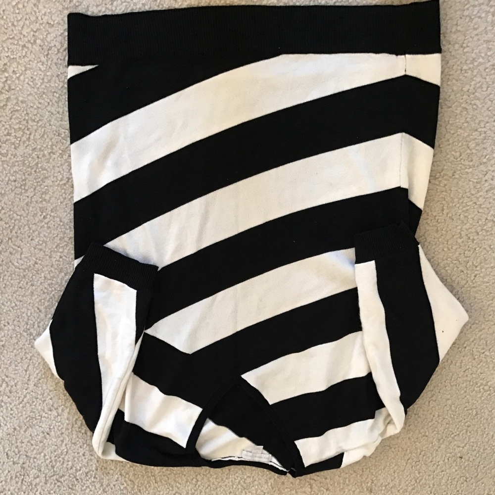 3/4 Sleeve Sweater in black and white