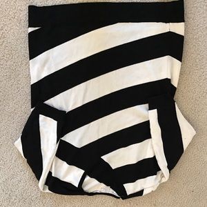 3/4 Sleeve Sweater in black and white