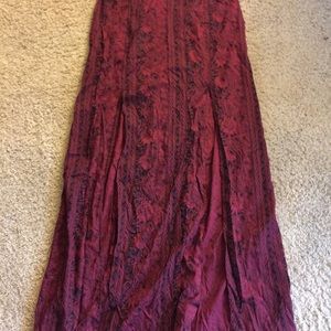 Billsbong maxi skirt with slits.