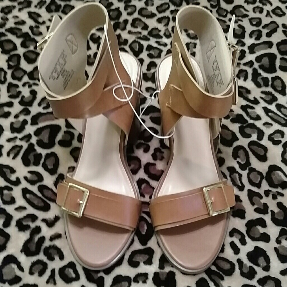 NWT/ROUTE 66 BROWN CHUNKY HEELS