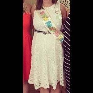 Taylor from a pea and the pod maternity dress