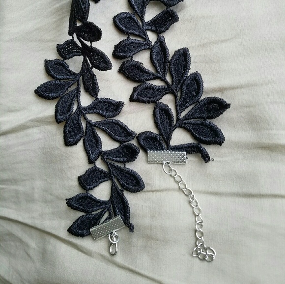 BLACK LEAF APPLIQUE SILVER CHAIN CHOKER sold - Picture 2 of 2