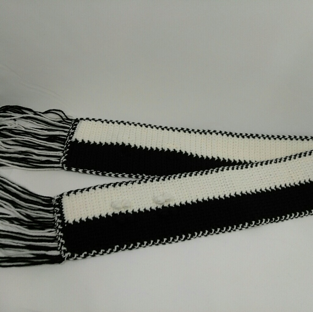 BLACK/white bubble stitch crochet scarf