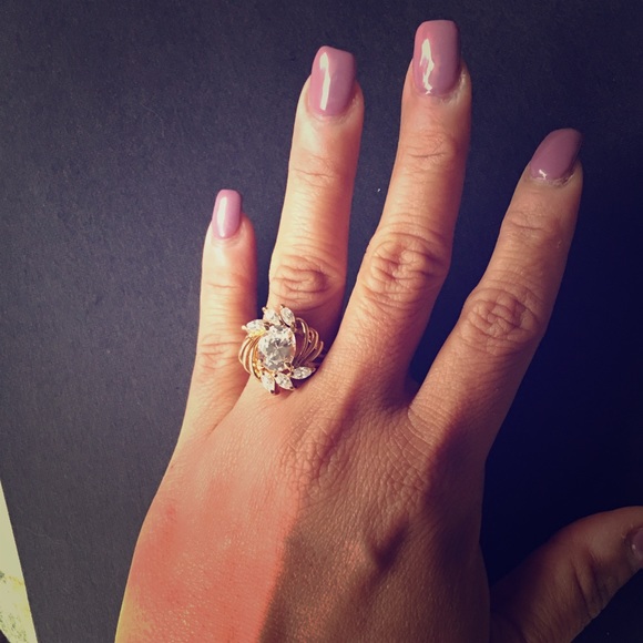 Gorgeous Fashion Ring size 8 - Picture 1 of 6