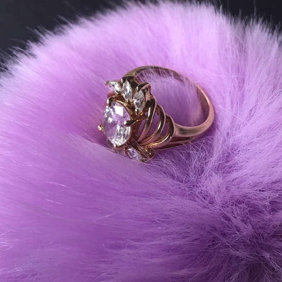 Gorgeous Fashion Ring size 8 - Picture 3 of 6