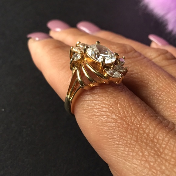 Gorgeous Fashion Ring size 8 - Picture 4 of 6