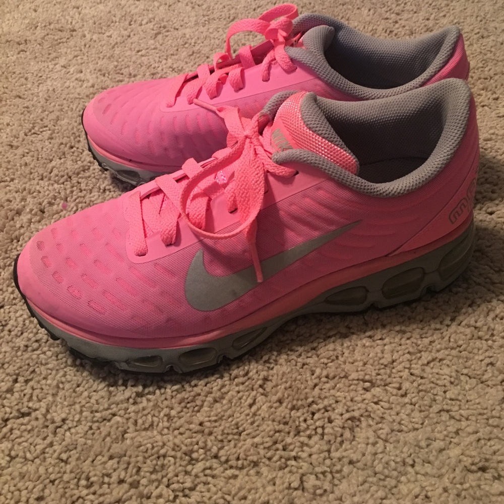 NIKE max air tennis shoes, size 8
