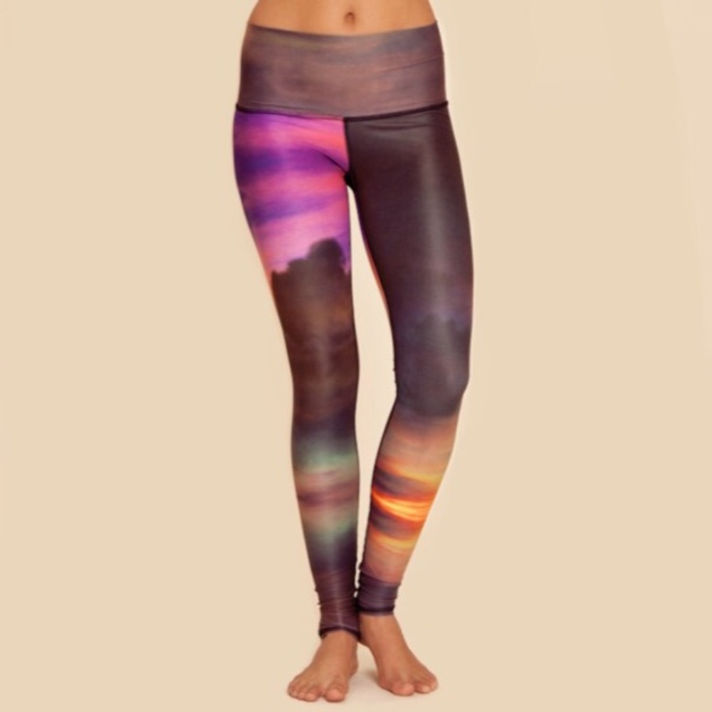 Teeki Clouds Hot Pant Leggings NWT