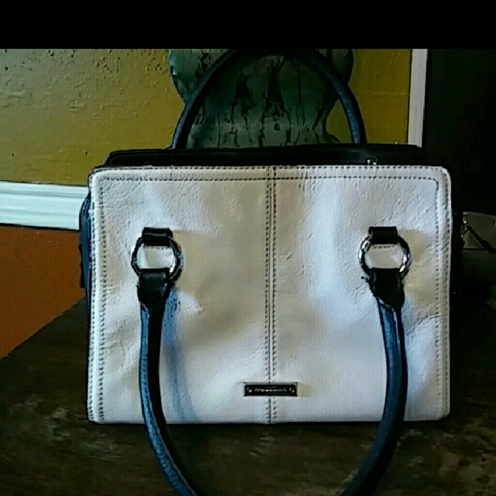 Weekend Sale!!❤Tignanello Satchel