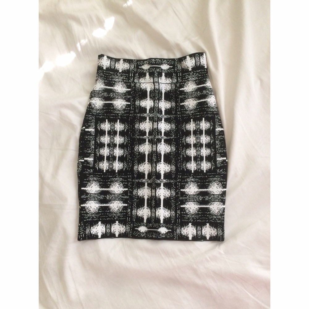 Brand New BCBG Black White Graphic Bandage Skirt