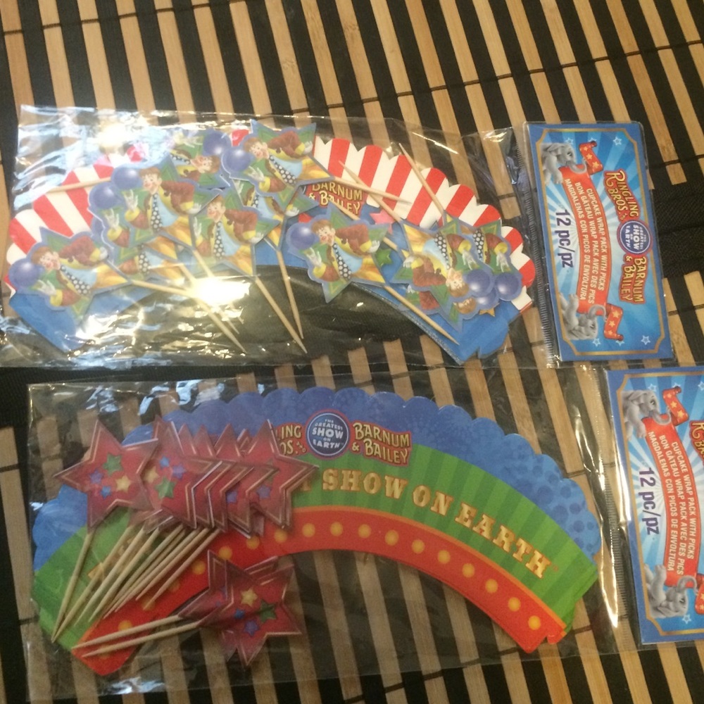 2 dozen cupcake circus cupcake wrappers picks