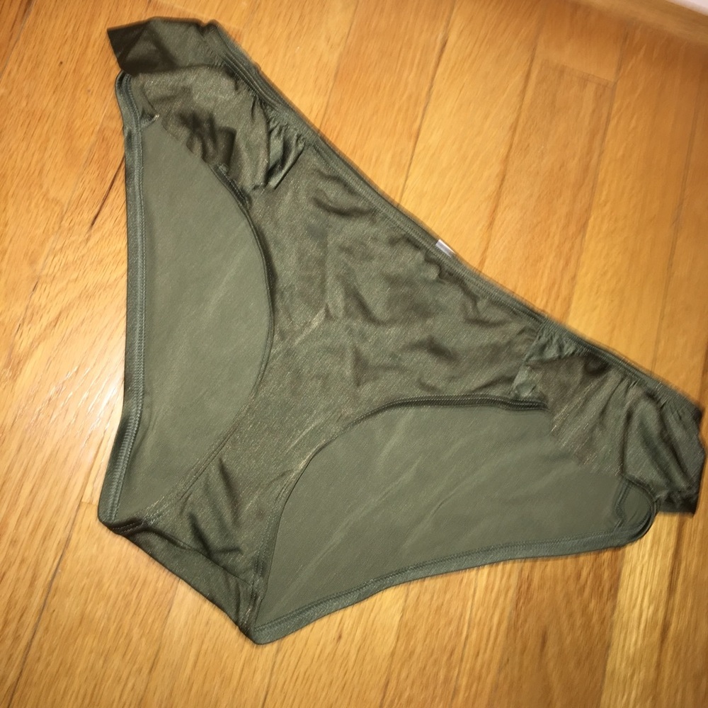 Ruffle bikini bottom