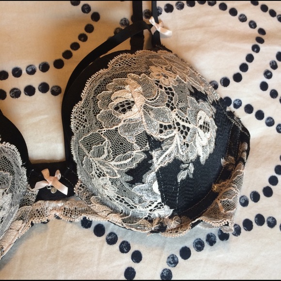 Like NEW Victoria's Secret Push-up bra - Picture 2 of 4