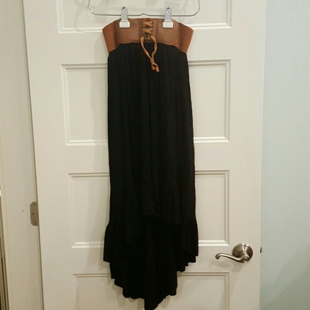 Black high low skirt with thick belt detail sz S