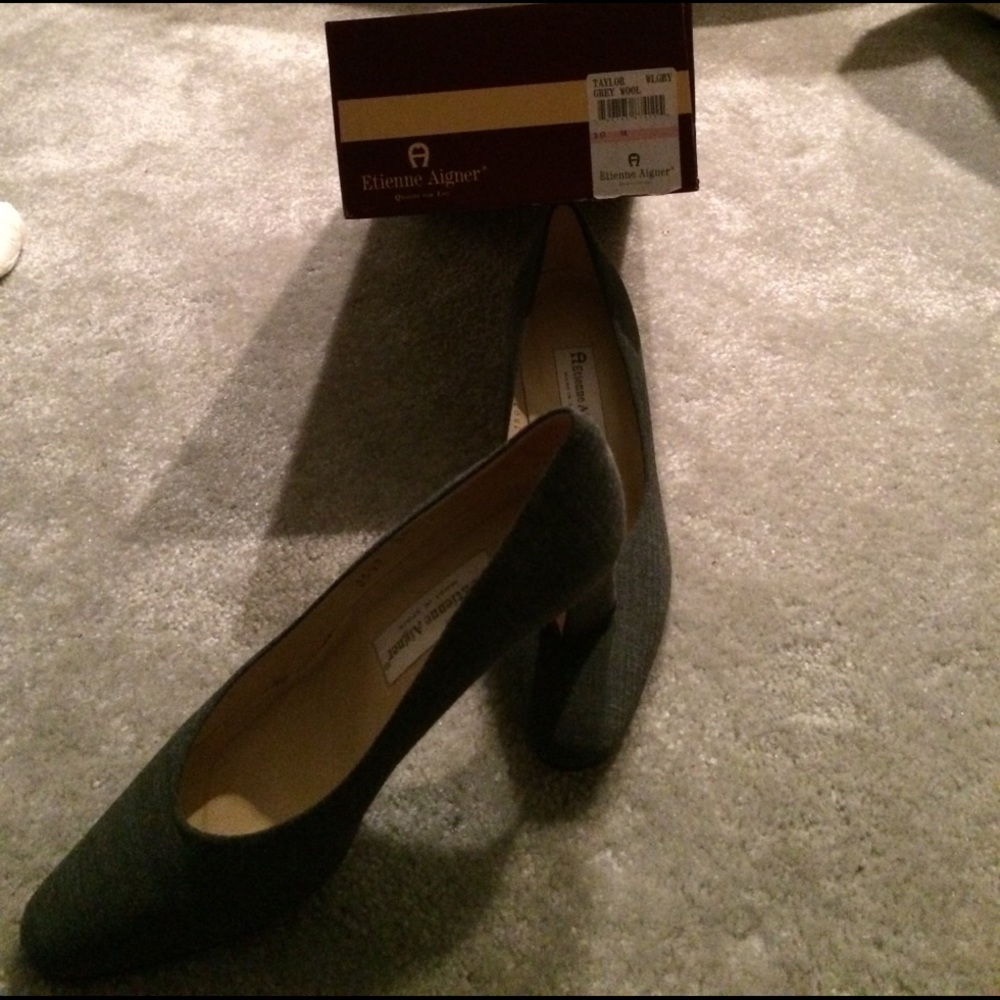 Aigner Taylor Grey wool pump size 10