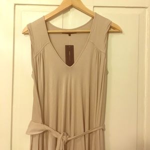 NWT. BCGG Maxazria dress Sz XS, color pebble.